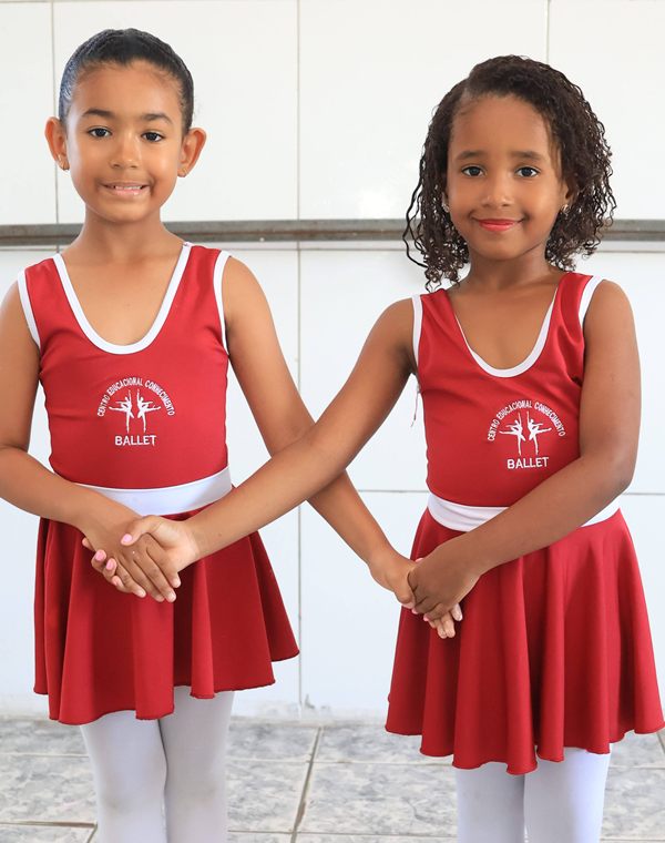 Alunas de ballet do CEC de uniforme, de mãos dadas
