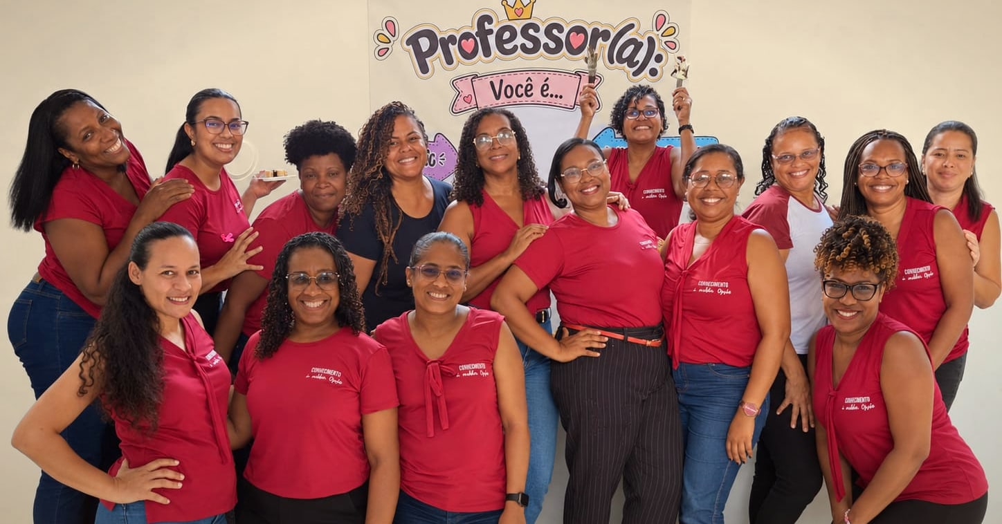 Equipe de professoras do CEC reunida, todas sorrindo com a camisa vinho da escola