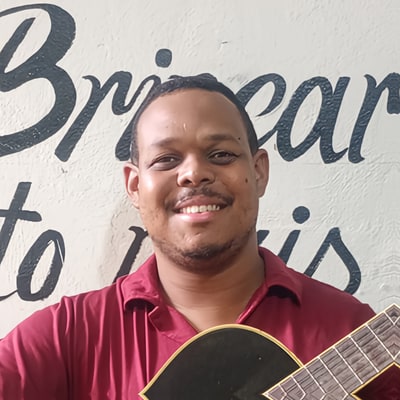 Prof. Joeliton, professor de Musicalização do CEC, com seu violão