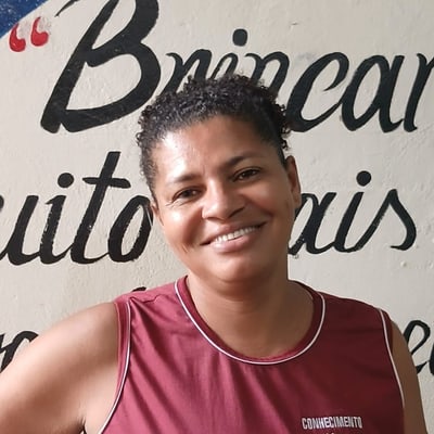 Tia Simone, dos serviços gerais do CEC